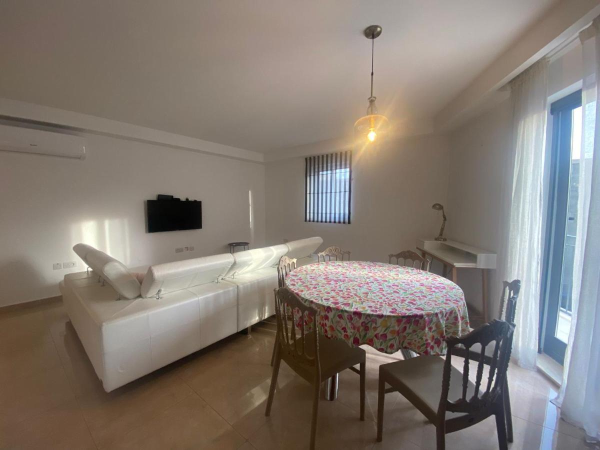 Cozy 2 Bedroom Apartment Near Seafront Gzira Esterno foto